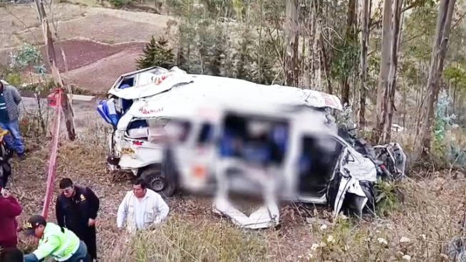 Seis muertos y diez heridos tras caída de camioneta a abismo en Apurímac