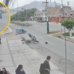 Brutal choque entre mototaxi y moto en San Juan de Lurigancho deja dos heridos | VIDEO