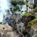 Incendio en la Costa Verde cerca a Larcomar moviliza a 19 unidades de bomberos