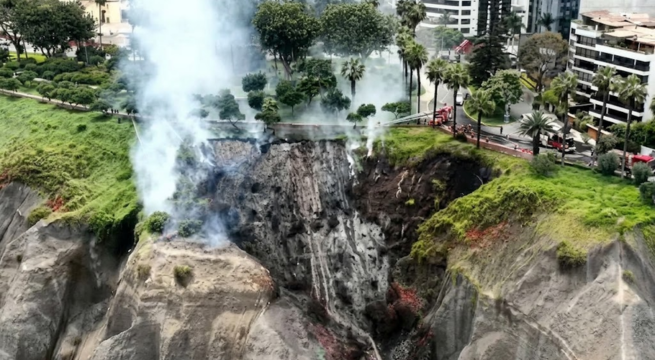 Incendio en la Costa Verde cerca a Larcomar moviliza a 19 unidades de bomberos