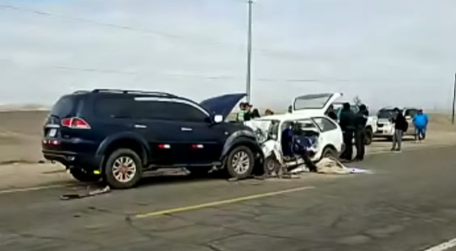 Choque frontal entre colectivo y camioneta deja cinco muertos en Ica
