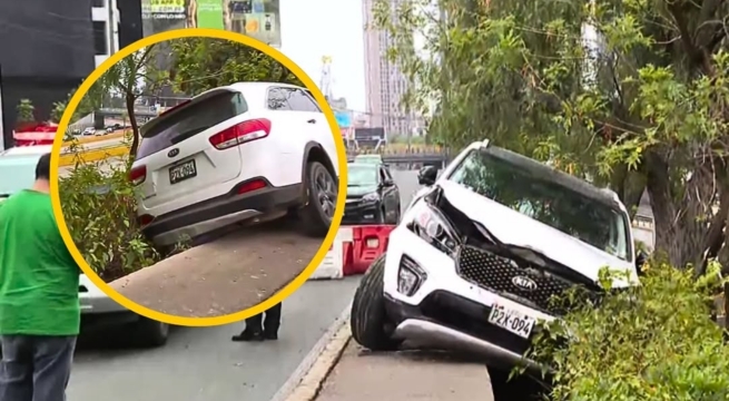 Conductor cabecea al volante y su auto queda a punto de caer en la vía Expresa