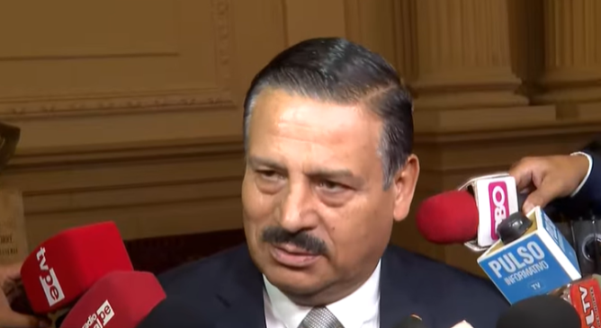 Daniel Barragán niega vínculo entre contratación de su hermana en EsSalud y voto por facultades | VIDEO