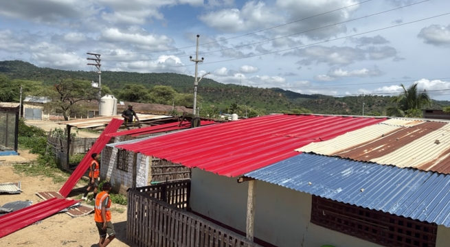 Ejército repara tres casa dañadas durante aterrizaje de helicóptero en Tumbes