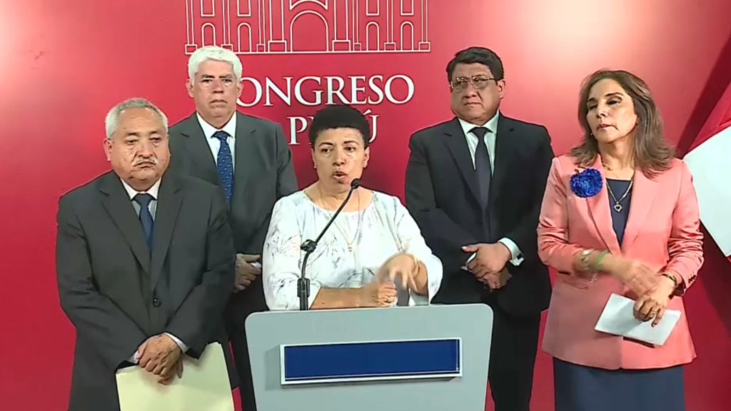 Martha Moyano y Lourdes Alcorta cuestionan a bancadas que abandonaron debate en el Senado | VIDEO