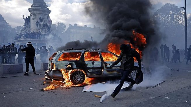 Francia juzga a detenidos tras disturbios durante protestas y anuncia nuevos toques de queda