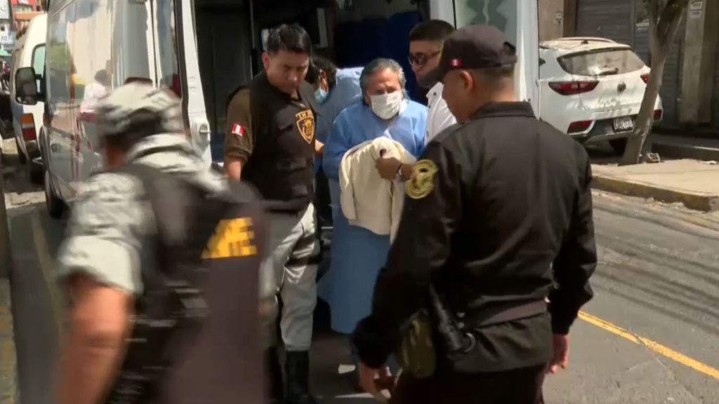 Alejandro Toledo fue trasladado de emergencia al Hospital II Vitarte y su familia espera que sea indultado | VIDEO