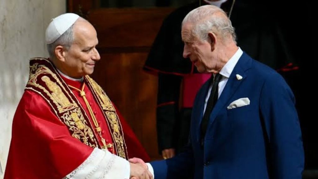 Histórico intercambio de títulos religiosos entre el papa León XIV y Carlos III