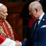 Histórico intercambio de títulos religiosos entre el papa León XIV y Carlos III
