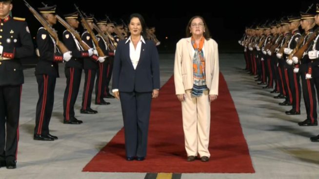 Presidenta Keiko Fujimori recibió honores militares tras su llegada a El Salvador para visita oficial | VIDEO