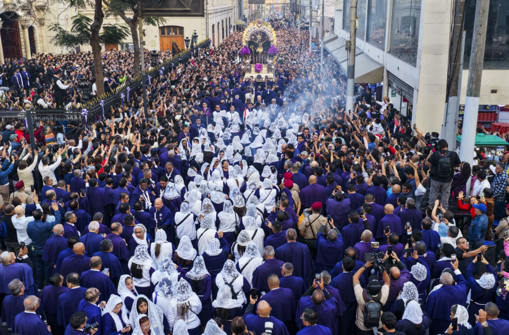 Entre alfombras florales y sahumadoras: así se desarrolla el segundo recorrido del Señor de los Milagros | VIDEO