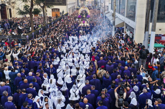 Entre alfombras florales y sahumadoras: así se desarrolla el segundo recorrido del Señor de los Milagros | VIDEO