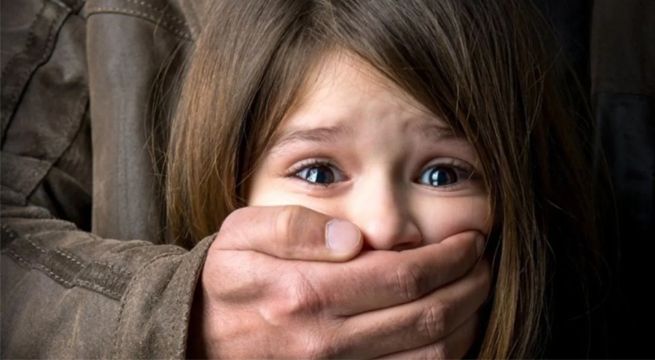 ¡Atención!: Mire lo fácil que un extraño puede llevarse a su hijo [VIDEO]