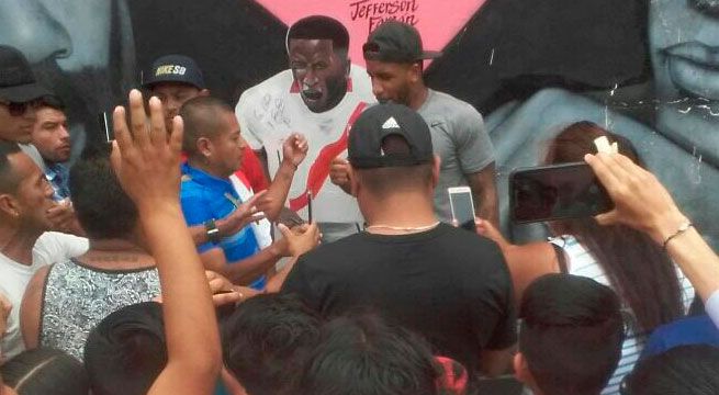 Jefferson Farfán: en el Callao aficionados pintan mural en su honor