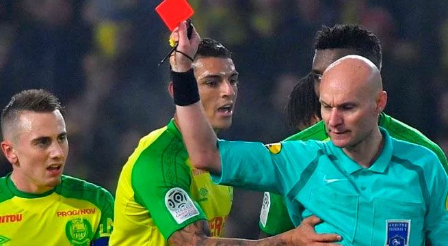 YouTube: arbitro agrede a jugador y termina expulsándolo