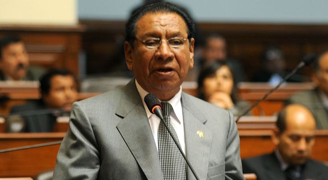 Congresista Justiniano Apaza plantea “restringir ingreso” de venezolanos al Perú