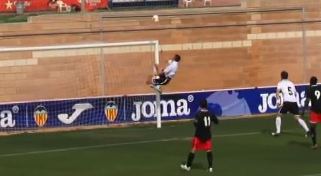 La increíble chalaca que hizo un futbolista para salvar a su equipo