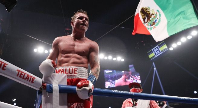 Saúl Álvarez arrebata título supermediano a Callum Smith