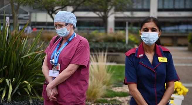 A un año de su primer confinamiento, Reino Unido recuerda a muertos por COVID-19