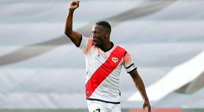 Luis Advíncula recibe un premio por su impresionante velocidad