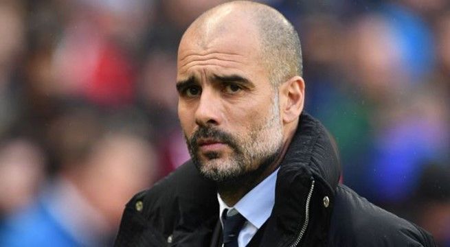 Guardiola es premiado como DT del año en Inglaterra tras llevar al City a ganar la Premier League