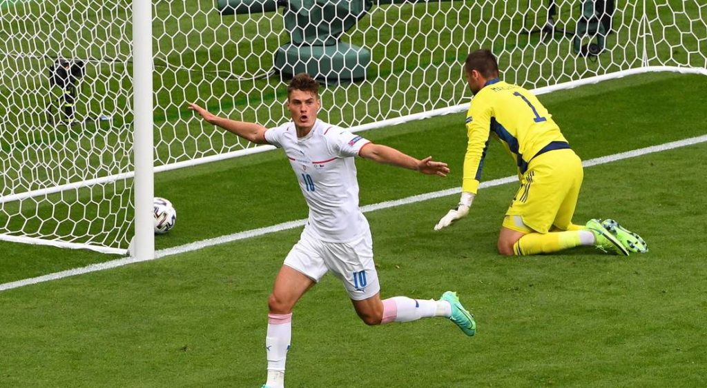 Schick marca un golazo desde casi 50 metros en triunfo de República Checa sobre Escocia