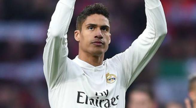 Manchester United informó que llegó a un acuerdo con Raphaël Varane