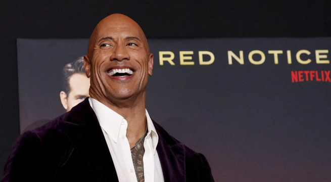 El actor Dwayne Johnson dice no a las armas reales en el set tras tragedia que involucra a Baldwin