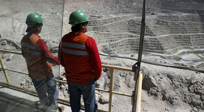 Cobre se mantiene cerca de 10.000 dólares por tonelada, operadores ven nueva remontada