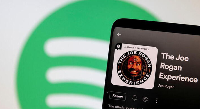 Directora de contenidos de Spotify califica lo sucedido con Joe Rogan como un “aprendizaje”