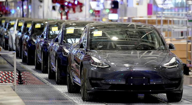 Tesla llama a revisión casi 579.000 autos en EE. UU. por alarma de peligro para los peatones