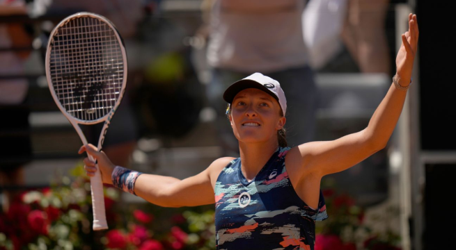 Errática Swiatek alcanza la tercera ronda en Wimbledon y suma 27 victorias al hilo