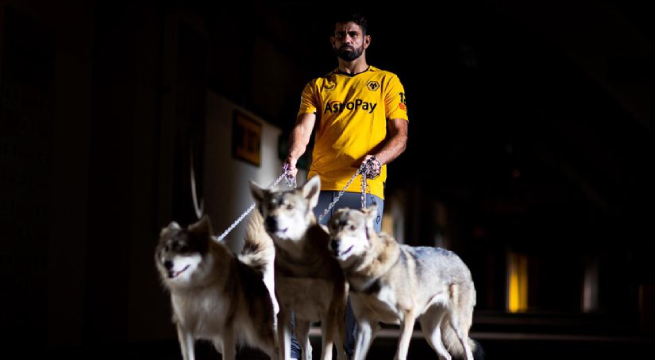 Costa estaba “muerto de miedo” manejando lobos en el vídeo de presentación