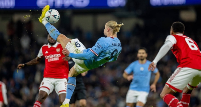 Manchester City derrotó 3-1 al Arsenal y se quedó con el primer puesto de la Premier League