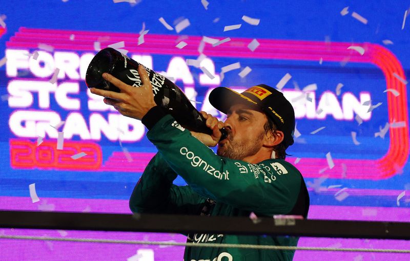 Alonso consigue su podio número 100 en la F1 tras la retractación de los comisarios