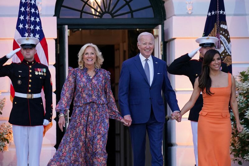 Biden presiona para que “Dreamers” obtengan ciudadanía estadounidense en proyección de filme “Flamin Hot”