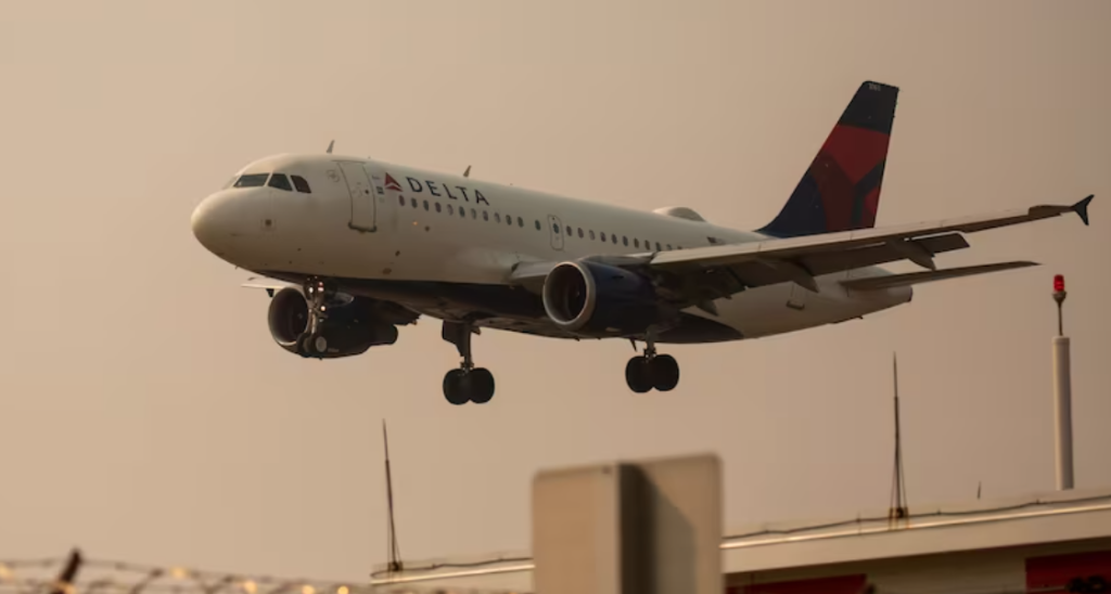 Trabajador de aeropuerto muere “absorbido” por motor de avión