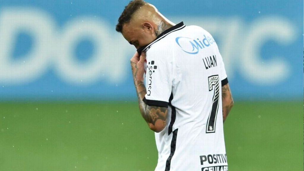 Jugador de Corinthians es golpeado por barristas: qué hizo y lo último sobre su situación
