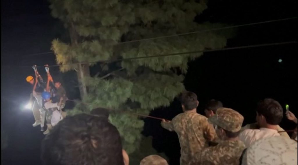 Pakistán: personas atrapadas en teleférico son rescatadas