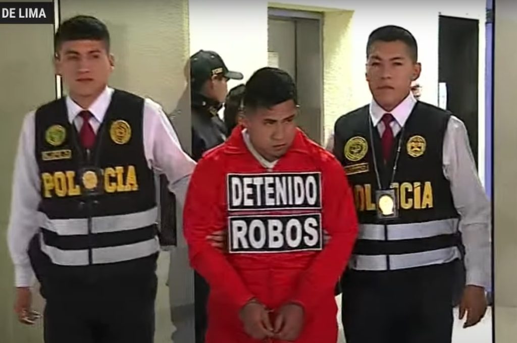 Por qué la PNP presenta a los detenidos en estado de emergencia con uniforme rojo y grilletes