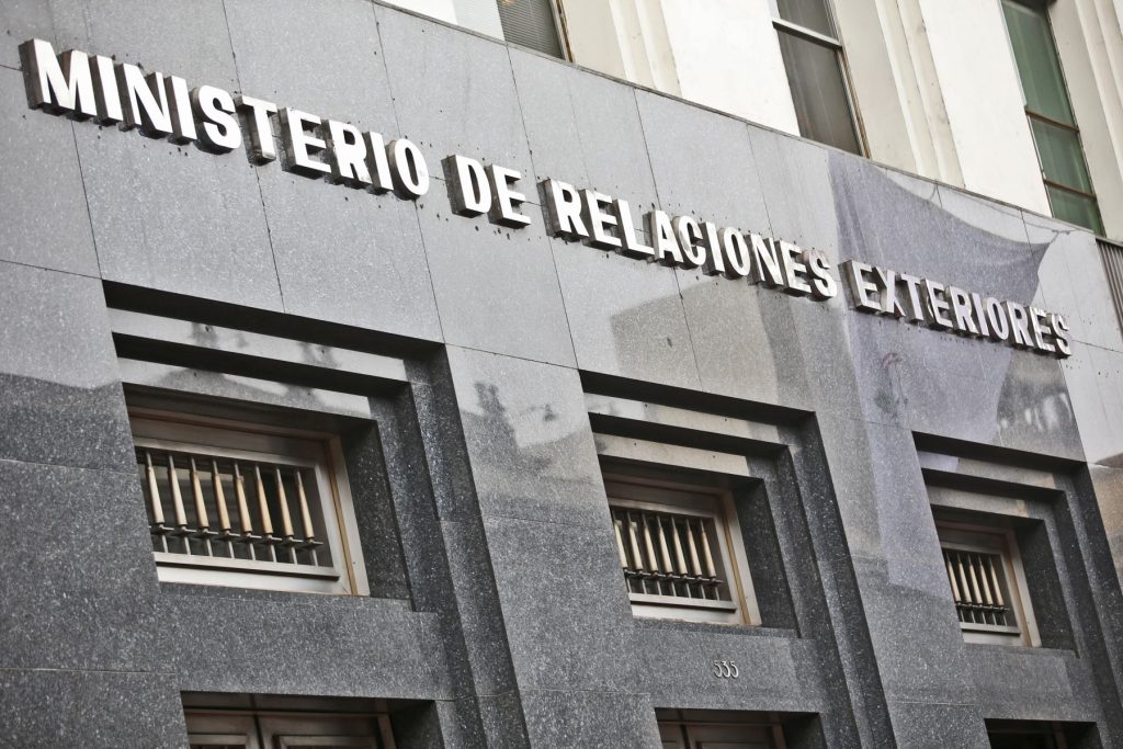 Dina Boluarte tomará juramento esta tarde a nuevo canciller tras renuncia de Ana Gervasi