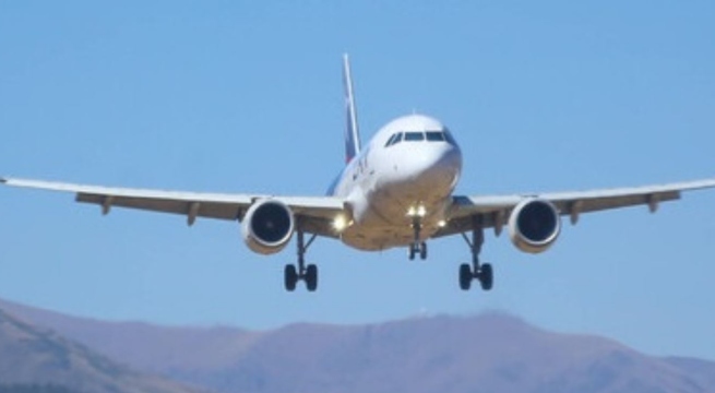 Un viaje en el tiempo: avión despegó el 2024 y aterrizó en el 2023