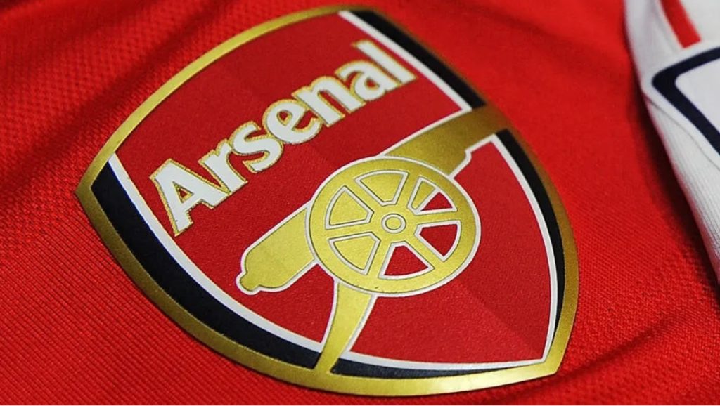 Exjugador del Arsenal fue hospitalizado por “enfermedad cerebral” y está con respiración asistida