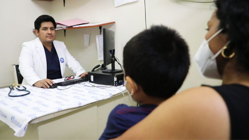 Doctores salvan la vida a niño de 4 años al extraerle pila alojada en pulmón 