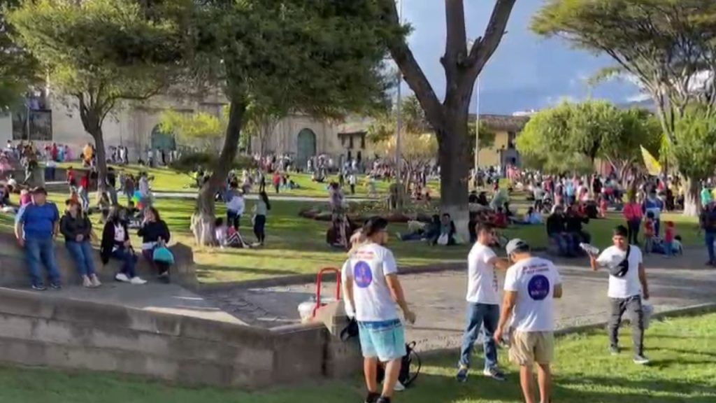 Turistas invaden plaza de Armas de Cajamarca en medio de celebración de los Carnavales 2024