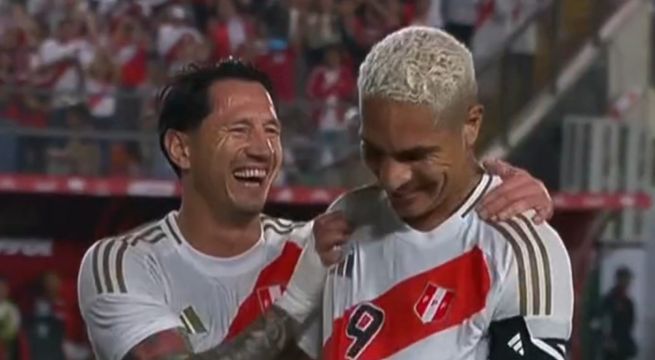 Gianluca Lapadula y el tierno abrazo a Paolo Guerrero tras su gol de penal