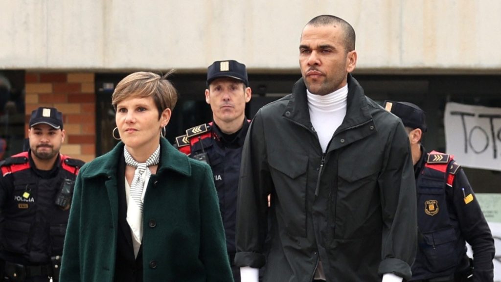 Serio y sin dar declaraciones: así abandonó Dani Alves la cárcel tras pagar su fianza | VIDEO