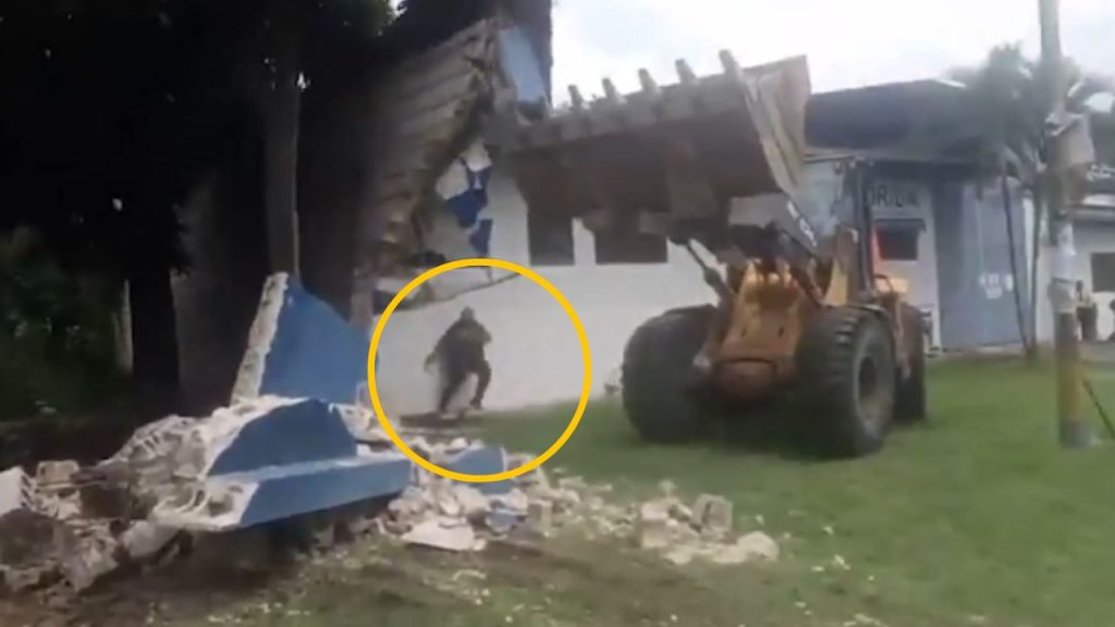 Pared se desploma durante desalojo y casi aplasta a obrero