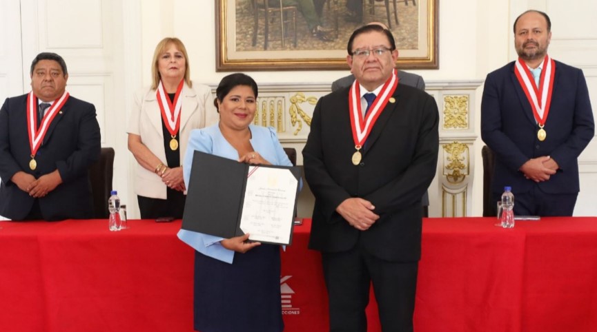 Mochasueldo: Accesitaria de María Cordero recibió credenciales del JNE