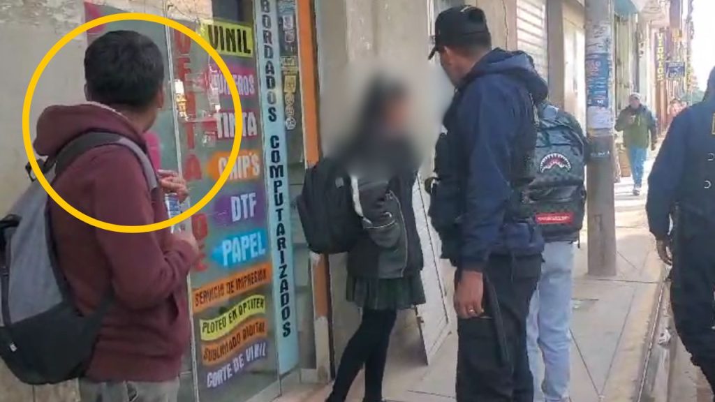 Azotan y desnudan a delincuente que robó celular a escolar